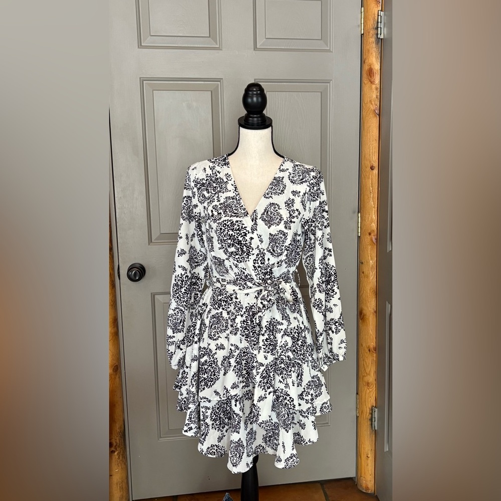 Small white & black, deep V neck skater style dress.